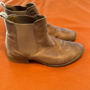Women’s tan ankle boots. Brand is Very G. Size 10.